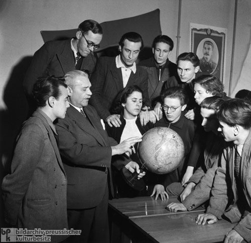 Dozent und Studenten der Arbeiter- und Bauernfakultät der Humboldt-Universität (9. März 1951)